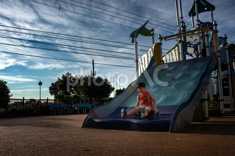 ＜素材＞夕暮れに公園の滑り台で遊ぶ兄弟 兄弟,子供,男性の写真素材