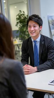 話を聞く男性ビジネスマン 話を聞く男性ビジネスマンの写真