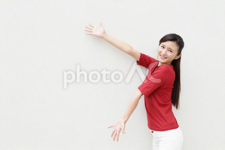 両手を広げて見せる女性 女性,女,笑顔の写真素材