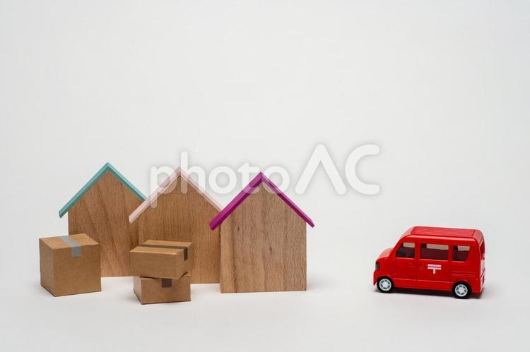 戸建て住宅とゆうパックの置き配のイメージ ゆうパック,小包,郵便配達の写真素材