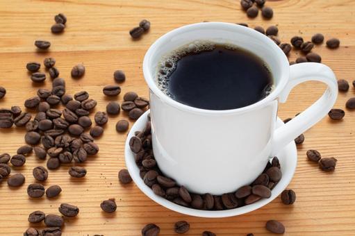 コーヒーとコーヒー豆 コーヒーとコーヒー豆の写真