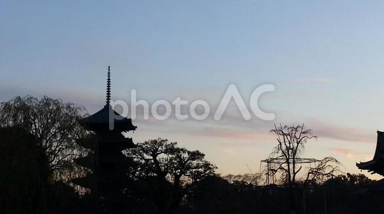 五重塔と夕焼け 寺院,五重塔,夕焼けの写真素材