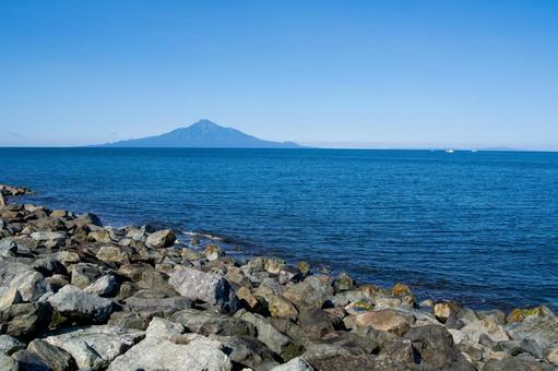 日本海越しに望む夏の利尻岳の雄大な風景 日本海越しに望む夏の利尻岳の雄大な風景 利尻岳,青空,岩場の写真素材