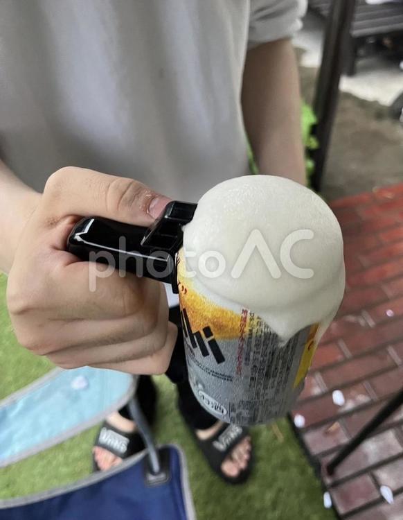 こぼれそうな泡のビール バーベキュー,レジャー,美味しいの写真素材