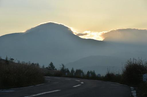 日の出間近の山とビーナスライン 日の出間近の山とビーナスラインの写真