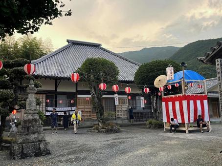 お寺で盆踊り大会 お寺で盆踊り大会 寺,盆踊り,提灯の写真素材