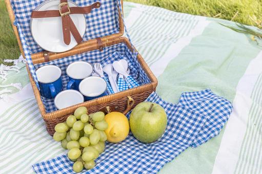 青系のカトラリーとフルーツ ピクニックバスケット,ランチ,ぶどうの写真素材