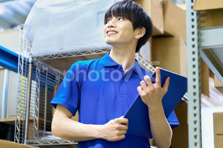 物流　検品する作業員　男性　倉庫 作業員,倉庫,配送センターの写真素材