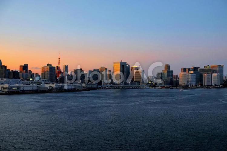 夕日を浴びて赤くなる東京の夕景 ビル,街並み,東京の写真素材