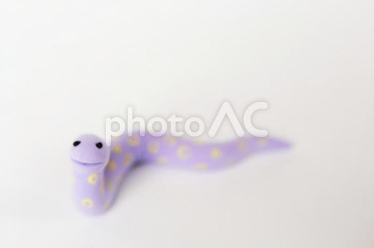 にっこりしている紫の蛇 蛇,クレイアート,動物の写真素材