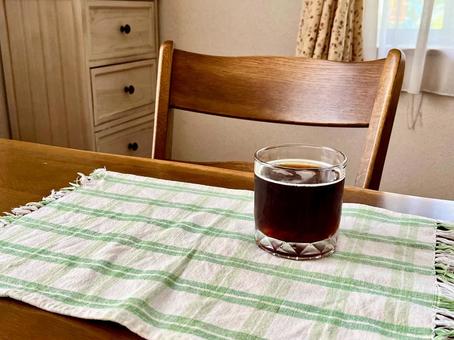 テーブルの上のアイスコーヒー テーブルの上のアイスコーヒー アイスコーヒー,ランチョンマット,テーブルの写真素材