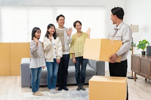 引越し業者と家族 引越し業者と家族 引っ越し,スタッフ,荷造りの写真素材