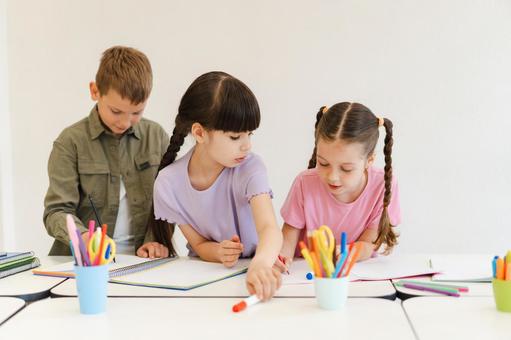 お絵描きする生徒たち 男の子,女の子,子どもの写真素材