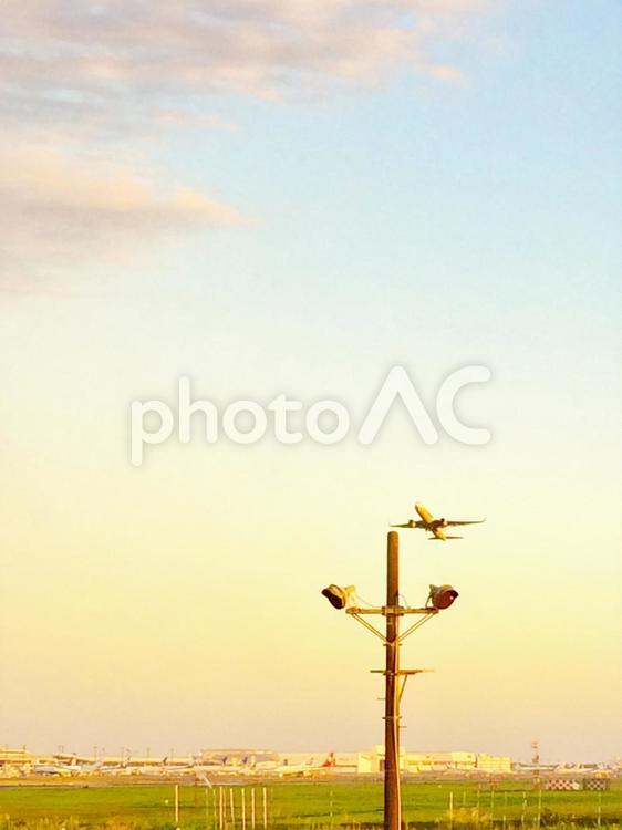 照明塔と飛行機 照明塔と飛行機,照明塔,飛行機の写真素材
