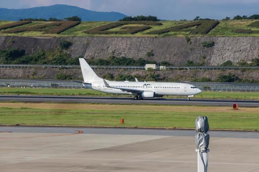 午前に長崎空港へアプローチする旅客機 午前に長崎空港へアプローチする旅客機の写真