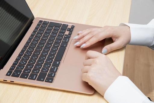 PC操作 パソコン,ノートパソコン,ビジネスの写真素材