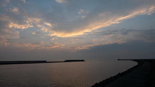 海沿いの朝 海沿いの朝 海沿い,朝,日の出の写真素材