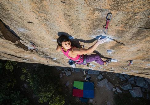 岩壁に挑む女性クライマー 06 岩壁に挑む女性クライマー 06の写真