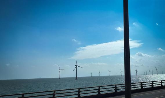 青空と海に立つ風力発電の風車が並ぶ風景 青空と海に立つ風力発電の風車が並ぶ風景 風力発電,風車,海の写真素材