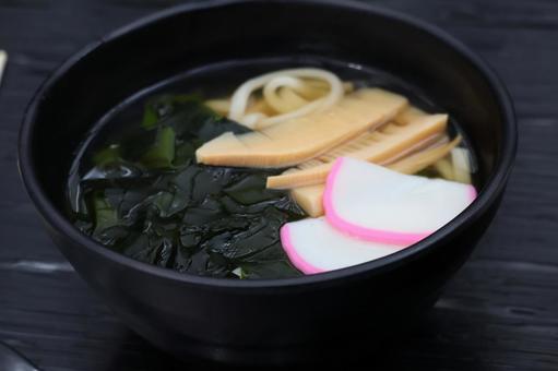 わかめと筍とかまぼこののったうどんの丼 わかめ,筍,かもぼこの写真素材