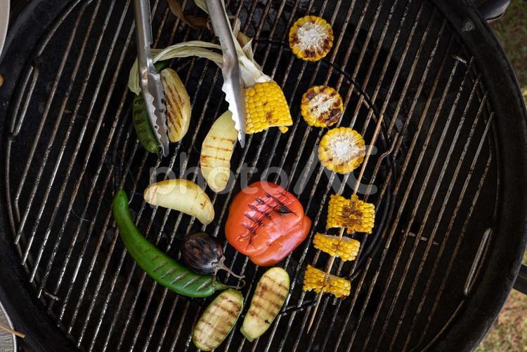 パプリカととうもろこしとトングなど バーベキュー,焼き料理,串焼きの写真素材