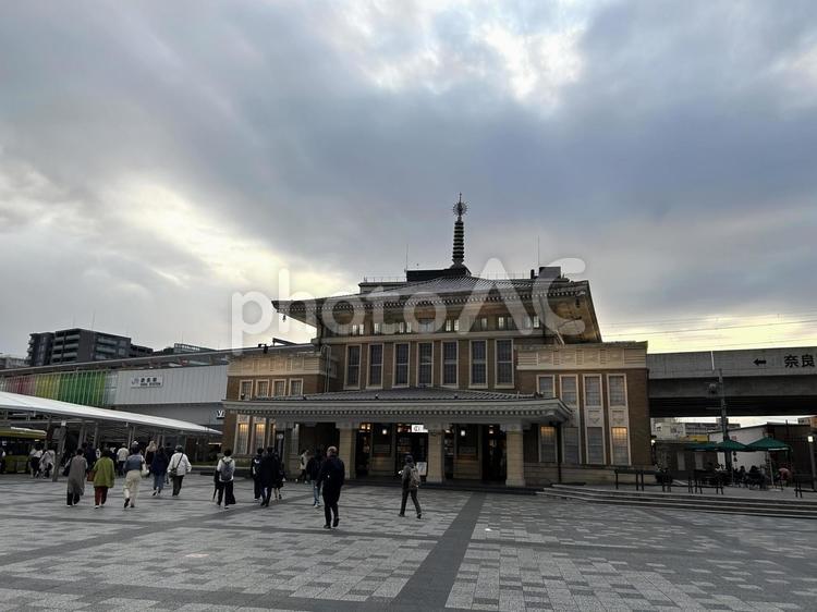 夕暮れの駅前 jr奈良駅,観光案内所,家路の写真素材