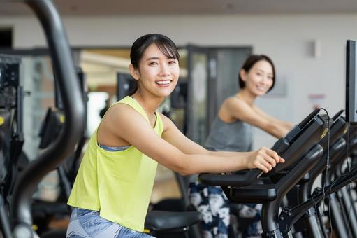 ジムでトレーニングする若い女性 ジム,フィットネス,トレーニングの写真素材