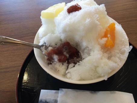 底に小豆のあんこが隠れてる沖縄ぜんざい 底に小豆のあんこが隠れてる沖縄ぜんざい まるみつ食堂,沖縄ぜんざい,しろくまの写真素材
