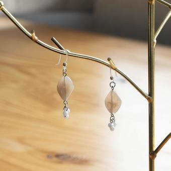 淡色ビーズとパールの揺れるピアス 淡色ビーズとパールの揺れるピアス ピアス,アクセサリー,ハンドメイドの写真素材