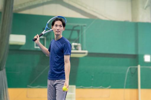 スポーツジムでテニスをする若い男性 テニススクール,スポーツジム,男性の写真素材