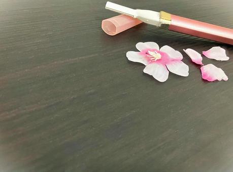 花と一緒に並んだ電動シェーバー 花と一緒に並んだ電動シェーバー 女性用シェーバー,電動シェーバー,ムダ毛ケアの写真素材