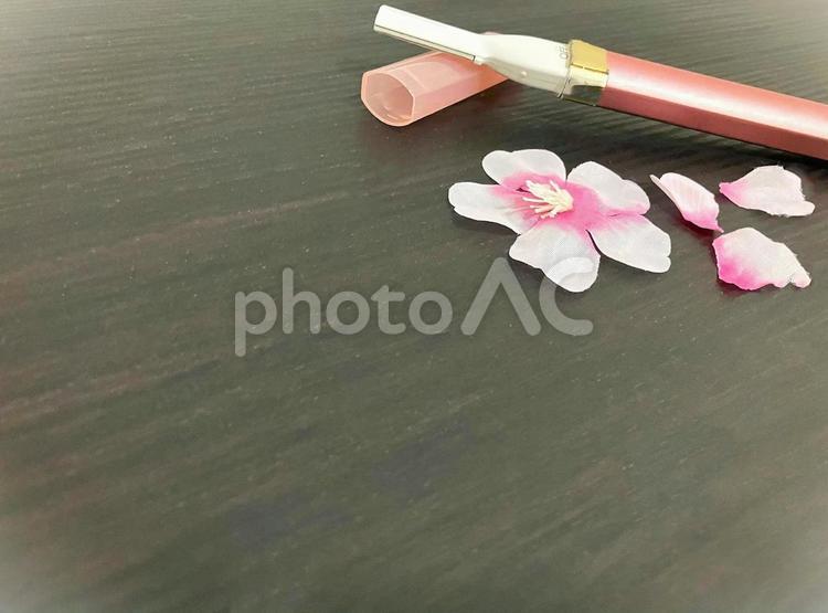 花と一緒に並んだ電動シェーバー 女性用シェーバー,電動シェーバー,ムダ毛ケアの写真素材