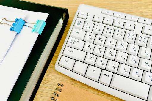 オフィスデスクとキーボードのある作業環境 オフィス,デスク,キーボードの写真素材