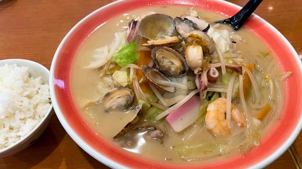 野菜たっぷりの海鮮ちゃんぽん 野菜たっぷりの海鮮ちゃんぽん 海鮮ちゃんぽん,ちゃんぽん,海鮮の写真素材