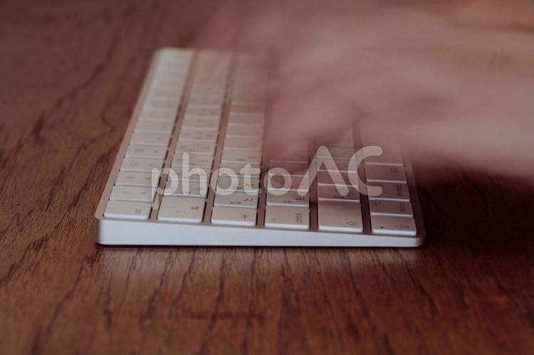 高速にキーボードにタイピングしている様子 キーボード,コンピュータ,タイピングの写真素材