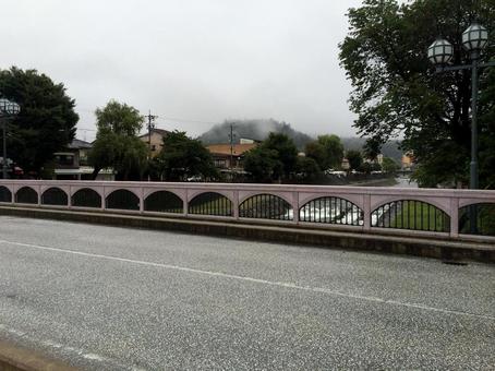 宮川に掛かる弥生橋の欄干(雨の早朝の高山 宮川に掛かる弥生橋の欄干(雨の早朝の高山の写真