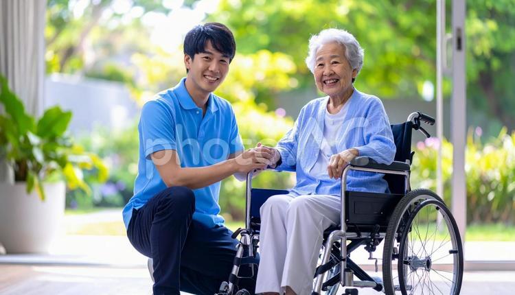 車椅子に乗った高齢女性と男性介護士 男性介護士,訪問介護,在宅介護の写真素材