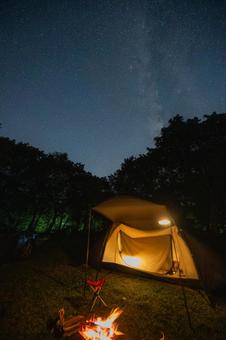 キャンプの夜の南の夜空に天の川 キャンプの夜の南の夜空に天の川 キャンプ,夜,南の空の写真素材