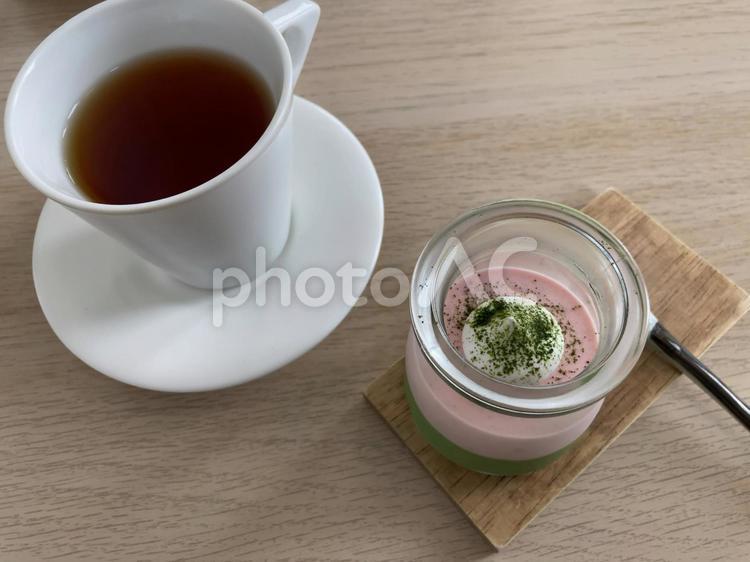 苺と抹茶〜プリンとムース、紅茶 プリン,ムース,抹茶の写真素材