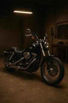 広いガレージの中の大型のアメリカンバイクの写真