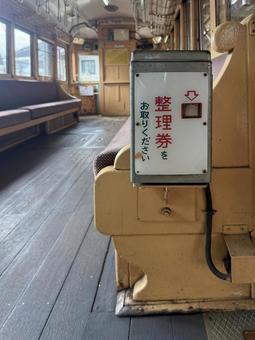 古い電車の整理券発行機 古い電車の整理券発行機の写真