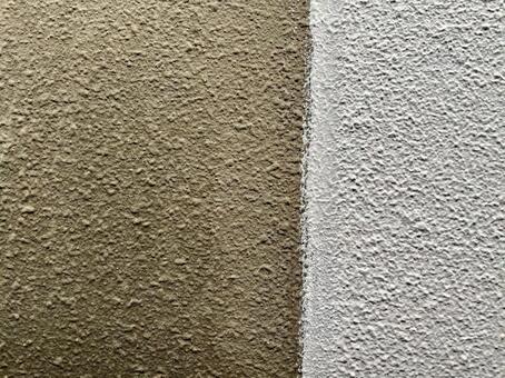 ←カチオン下処理　サコツローラー下塗り→ カチオン,モルタル,alcの写真素材