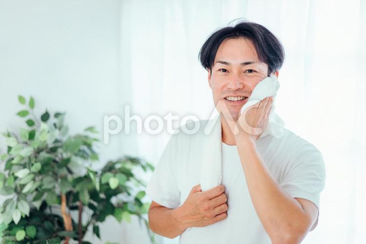 洗顔後タオルドライする男性 洗顔,メンズ洗顔,メンズ美容の写真素材
