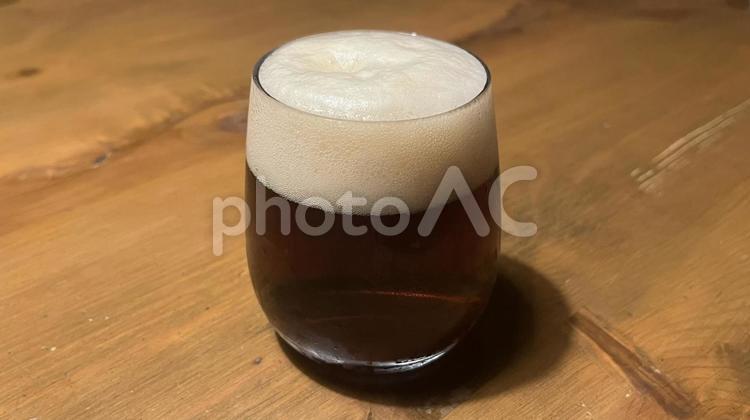 黒ビール（グラスに注いだもの、ヨコ） 黒ビール,ビール,生ビールの写真素材