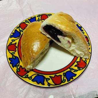 クリームチーズ&ブルーベリーパン クリームチーズ&ブルーベリーパン 菓子パン,パン,クリームチーズの写真素材
