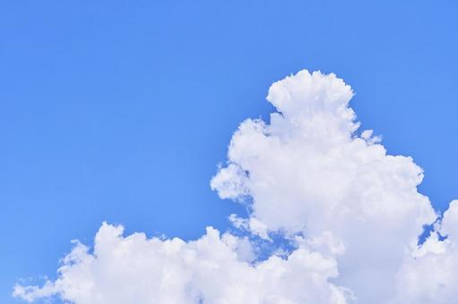 A developing cumulonimbus cloud and blue sky that gives a feeling of summer, sky, blue sky, cloud, JPG