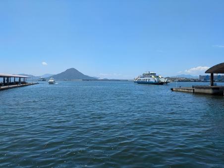 広島港から見た安芸小富士山 広島港から見た安芸小富士山 広島港,安芸小富士山,似島の写真素材