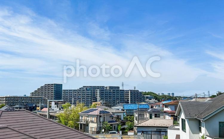 戸建てや分譲マンションが立ち並ぶ郊外の街 市街地,住宅街,マンションの写真素材