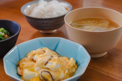納豆と卵とじの朝食 納豆と卵とじの朝食の写真