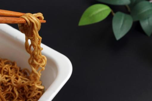 カップ焼きそばを箸でつかむ カップ焼きそばを箸でつかむ カップ麺,焼きそば,麺類の写真素材